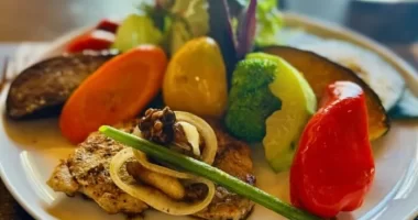 吉無田高原にある星降る高原カフェ。自然に囲まれた高原で、からだにやさしい食事と癒しの時間を楽しめるカフェ